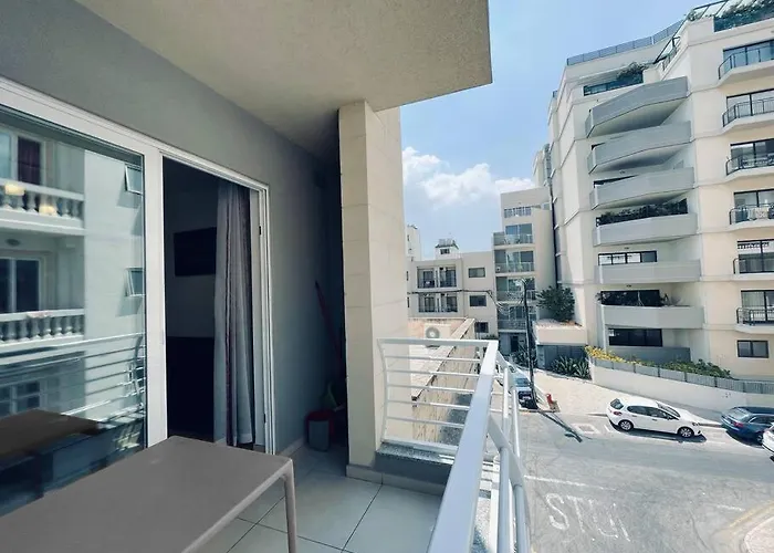 Stylish Modern Central Apartment 4 Paceville